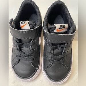 Nike Little Boys black & white sneakers, Size 9C